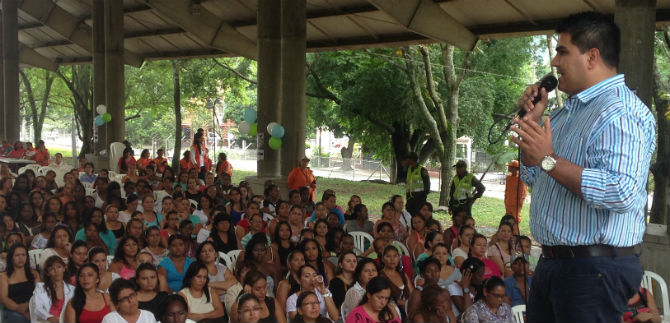 600 mujeres iniciaron proceso de capacitaci�n en m�quinas planas