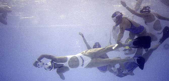 M�s cale�os llegan a disfrutar el Mundial de Rugby Subacu�tico