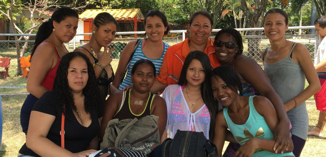 Mujeres capacitadas en m�quinas planas participan en jornadas l�dicas