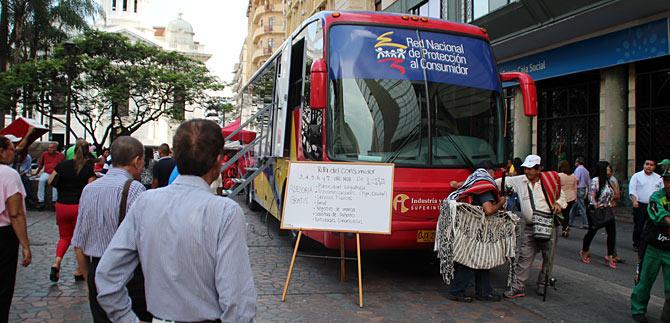 Ruta del consumidor est� atendiendo a cale�os en la Plaza de Cayzedo