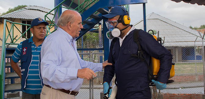 Con mochila a la espalda, Secretario de Salud intensific� jornada de fumigaci�n en Desepaz