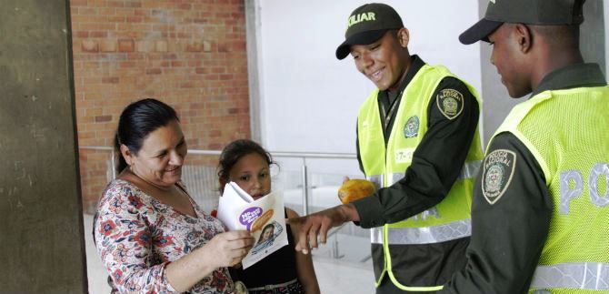 Administraci�n Municipal en asocio con la Polic�a, realizan trabajo social en comuna 21
