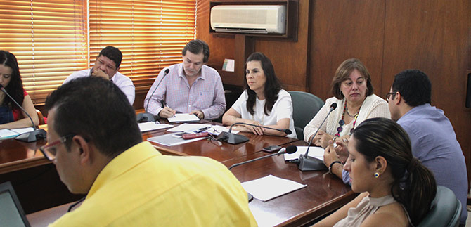 Mesa de comerciantes de la noche eval�a comportamiento de la extensi�n del horario