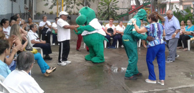 Los abuelos de Breta�a se conectan con la Ciudad Limpia