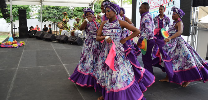 �En familia,  vamos todos  al Quilombo!