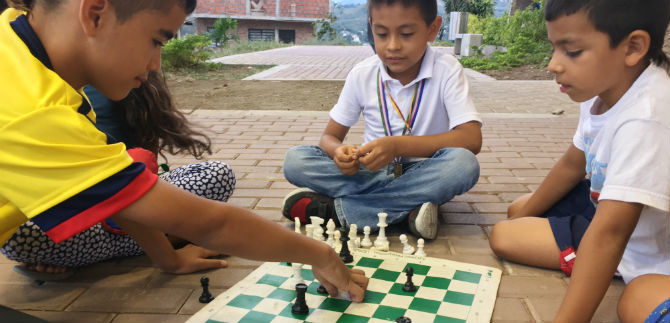 En plena ladera de Cali, la violencia y la indiferencia se combaten con ajedrez
