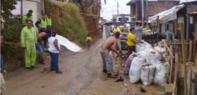 Riesgo, Promoambiental y comunidad limpiaron zona de incendio en Las Palmas II