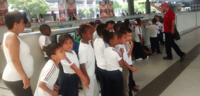 Kits escolares para ni�os y j�venes de la Comuna 20