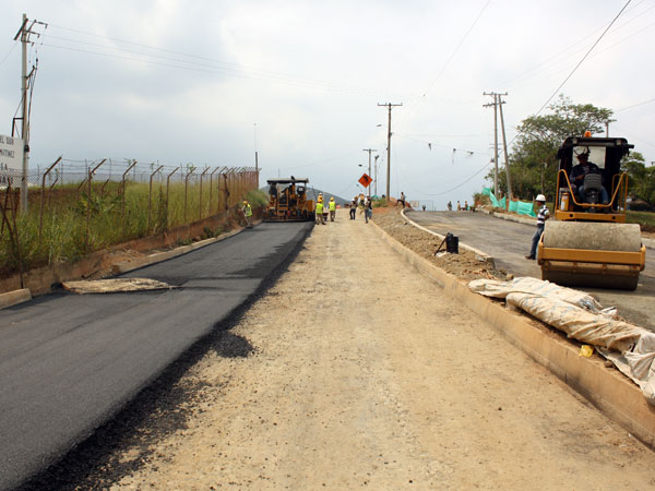 El s�bado se abre paso en la carrera 80 entre calles 2 y 2B, en el sur de Cali