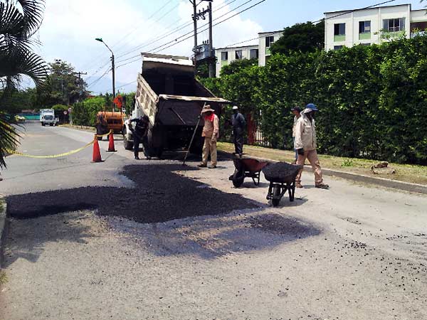 Metro Cali y la Alcald�a trabajan en el mantenimiento vial de seis comunas