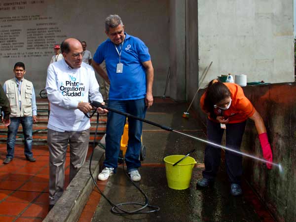 Hoy, los cale�os muestran su civismo, embelleciendo las calles de la ciudad