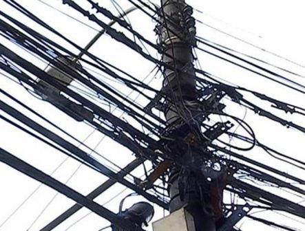 Recorrido con cableoperadores para desmontar rollos de cables instalados en postes de energ�a