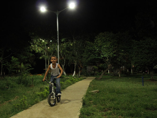 Habitantes de la Comuna 1 reconocen mejoras en su parque por la nueva iluminaci�n