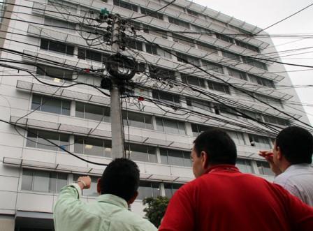 La Alcald�a sigue concertando con cableoperadores desmonte de cables que invaden el espacio a�reo