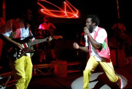 El teatrino de La Tertulia vibr� con ganadores de Vi�a del Mar y su producci�n �Amanec�