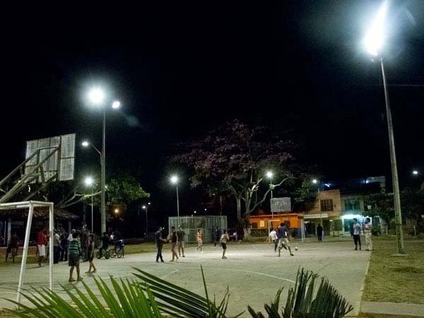 El Alcalde entreg� obra de iluminaci�n en parque de Talanga, en el oriente cale�o