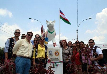 Una gata les da la bienvenida a los visitantes que ingresan a Cali por el Paso del Comercio