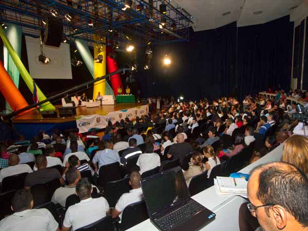 El alcalde Rodrigo Guerrero Velasco les puso la cara al presente y al futuro de Cali