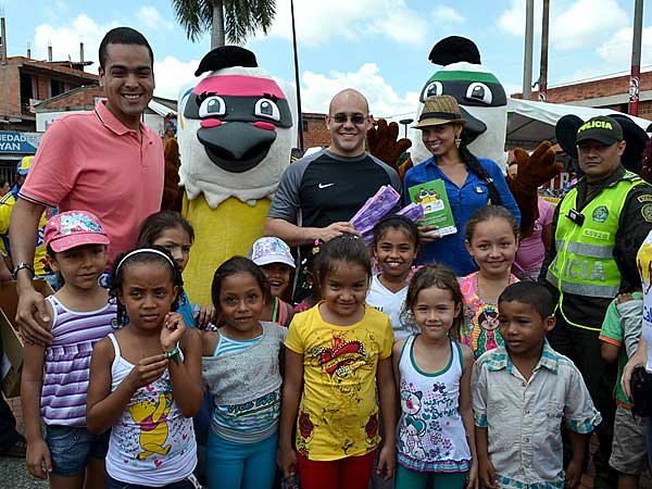 La Alcald�a entreg� zapatos y juguetes a ni�os de la Comuna 21, con apoyo de empresas privadas