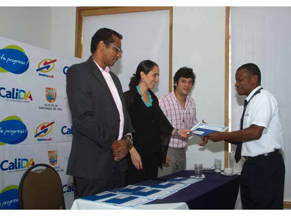 Conductor del MIO logra reconocimiento de usuarios; Metro Cali entreg� distinciones