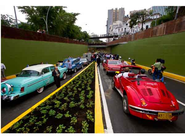 Con desfile de autos antiguos, se abri� el t�nel de la Av. Colombia; en la noche se entregar� la Plazoleta Jairo Varela