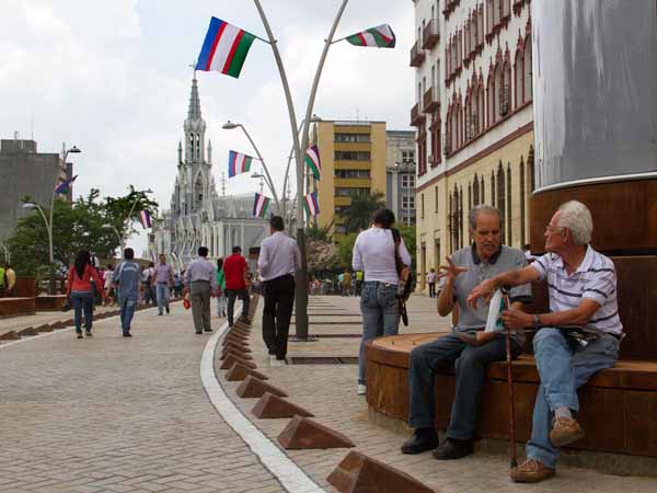 Funcionarios, gremios, la Polic�a y periodistas exaltan las obras que jalonan el progreso de Cali