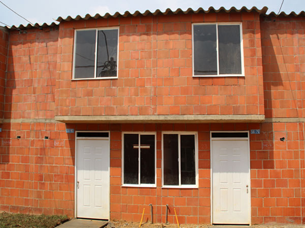 El presidente Santos y el Alcalde entregaron las primeras casas gratuitas en Cali