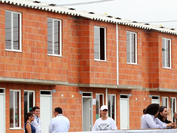 �La locomotora de la vivienda avanza superando el mill�n de casas para los colombianos�: Santos