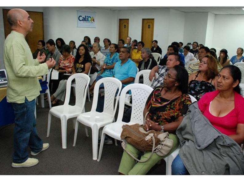 Artista mexicano explic� estrategias de mercado a artesanos de la Loma de la Cruz