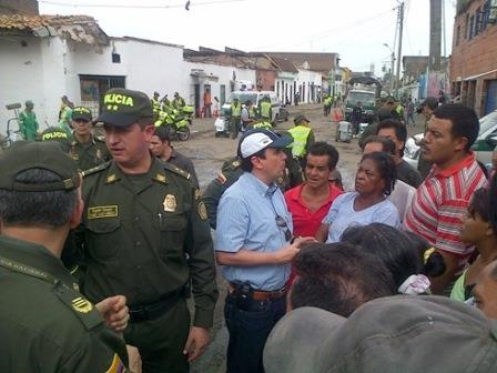 Autoridades y la comunidad de El Calvario enlucieron este sector del centro cale�o