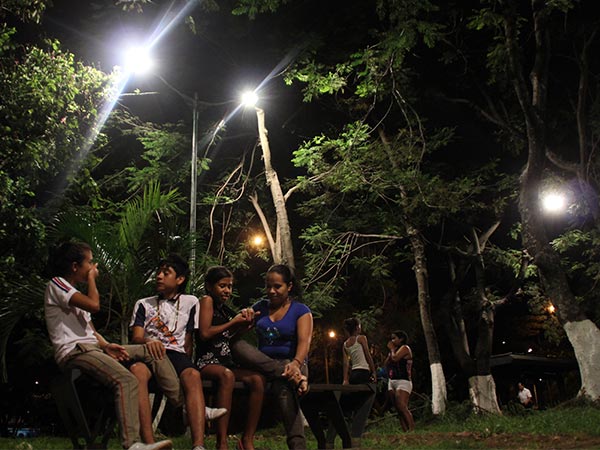 La Comuna 11 tendr� 22 parques con nueva iluminaci�n y 10 cuadrantes