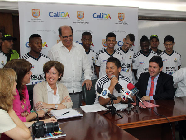 El Alcalde firm� convenio con la Fundaci�n Real Madrid: Cali ser� un semillero de talentos del f�tbol