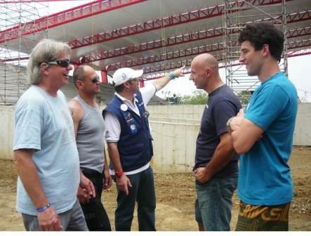 Expertos de la Rep�blica Checa instalan la cancha del Coliseo de Hockey para los World Games