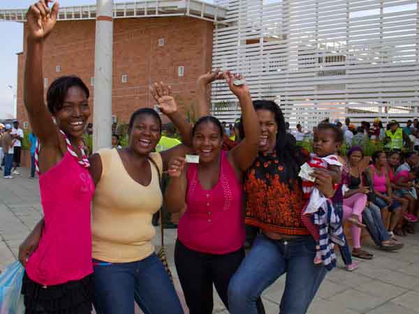 La Secretar�a de Vivienda realiz� el sorteo de 302 casas, donde familias de la Comuna 21 ser�n reubicadas