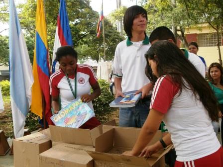 La �Caravana de la lectura� sigue entregando libros a bibliotecas de instituciones educativas y de la Red de Bibliotecas Comunitarias