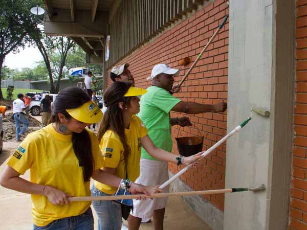 Empresa aporta pintura, uni�ndose a la campa�a de enlucimiento de Cali para los Juegos Mundiales