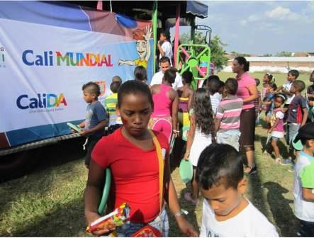 M�s de 800 ni�os de la Comuna 16 recibieron a la Chiva Mundialista