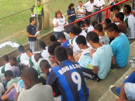 Al son de chirim�a, la Comuna 14 dio la bienvenida a la Chiva Mundialista