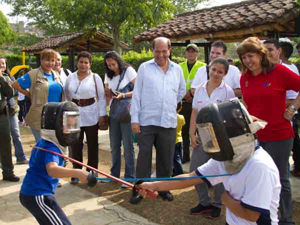 El Alcalde recorri� con habitantes de la Comuna 1 obras en escenarios deportivos de la ladera