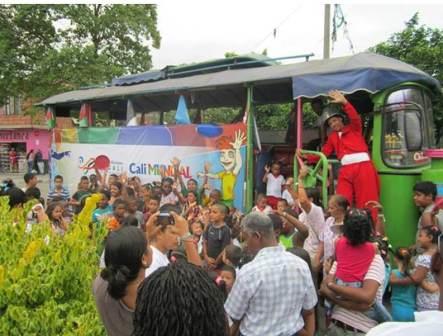 La chiva de los Juegos Mundiales se mueve por las comunas 6, 11 y 12