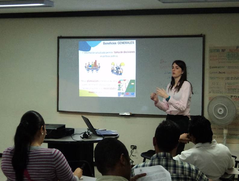 L�deres de las comunas 6, 9 y 8 se enteraron del Censo Inmobiliario 2013