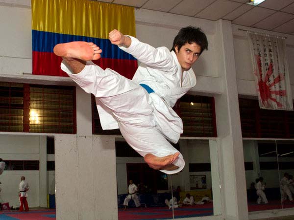 Un joven y talentoso karateca formado en Cali es parte de la Selecci�n Colombia
