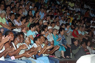 La  grader�a del Teatro al Aire Libre Los Cristales, acoge a los seguidores de la  Salsa