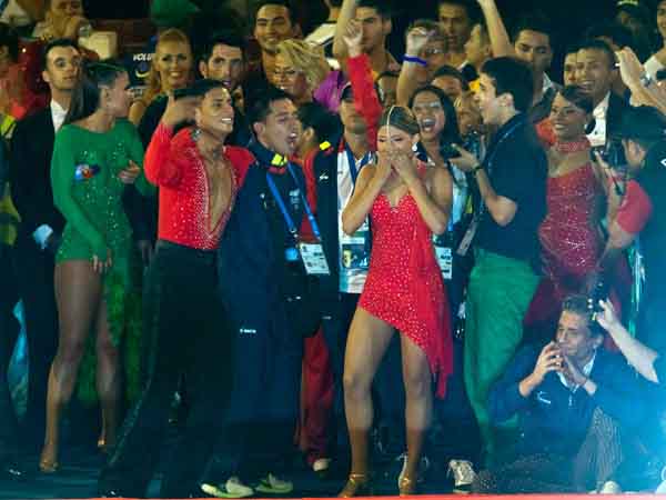 Cale�os campeones de baile deportivo, orgullosos por su medalla dorada