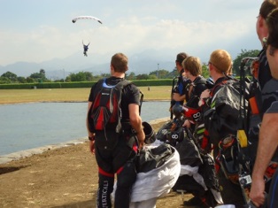 Paracaidistas le pusieron colorido al cielo cale�o durante los World Games