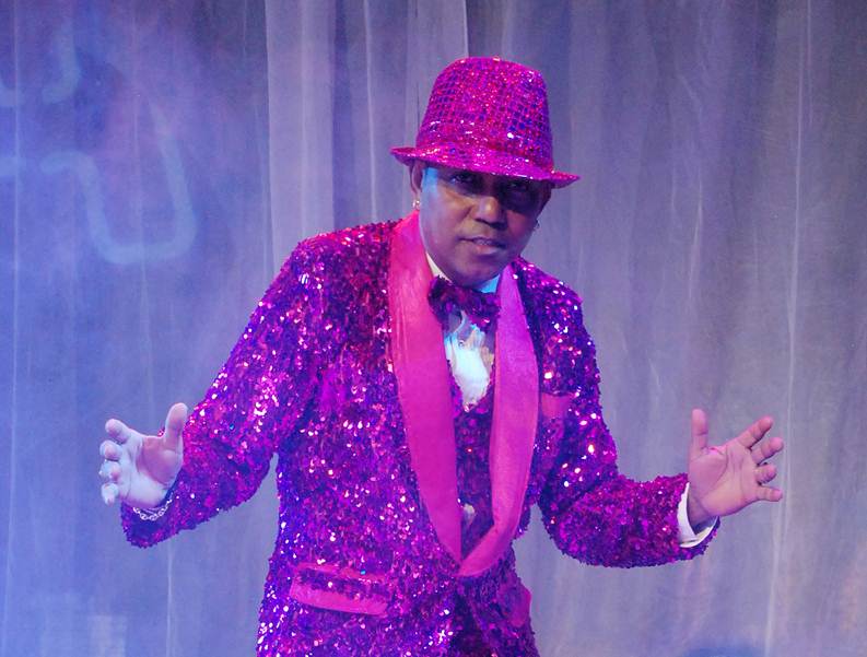 El Mulato cierra conversatorio del Festival Mundial de la salsa, bailando...