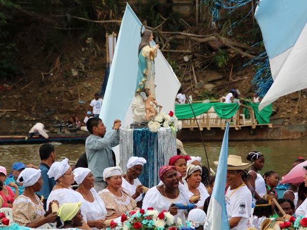 La Playa Renaciente relanz� su tradicional balsada en conmemoraci�n a la Virgen de la Asunci�n