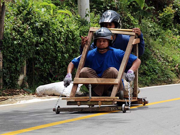La adrenalina se tom� a Felidia con la carrera de carros de balineras y patinetas