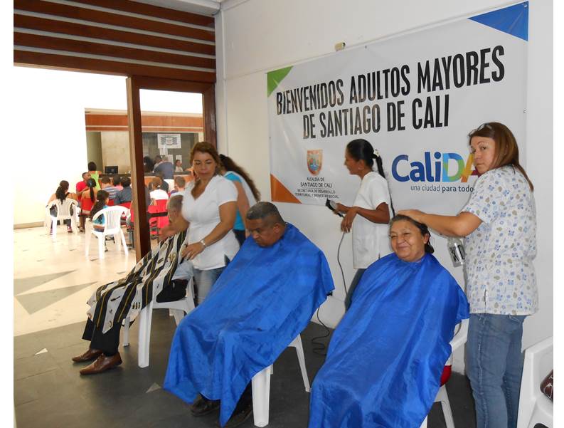 Contin�an jornadas de belleza para adultos mayores