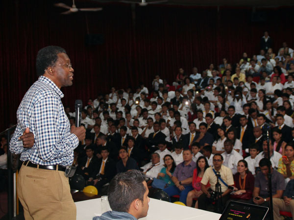 Ra�l Cuero habl� ante la comunidad educativa del Lacordaire